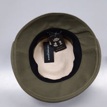 Carica l'immagine nel visualizzatore di Gallery, Seeberger, Cloche in tessuto con testa in treccia di carta