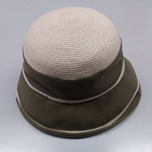 Carica l'immagine nel visualizzatore di Gallery, Seeberger, Cloche in tessuto con testa in treccia di carta