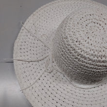 Load image into Gallery viewer, Seeberger, Floppy in carta all'uncinetto