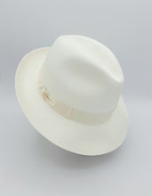 Load image into Gallery viewer, Giulietta Panama fine medium brim Women's Borsalino