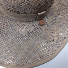 Carica l&#39;immagine nel visualizzatore di Gallery, Catarzi donna, grande cappello traforato in paglia
