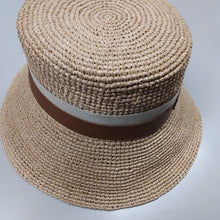 Carica l&#39;immagine nel visualizzatore di Gallery, Catarzi donna, cappello raffia con nastro pelle
